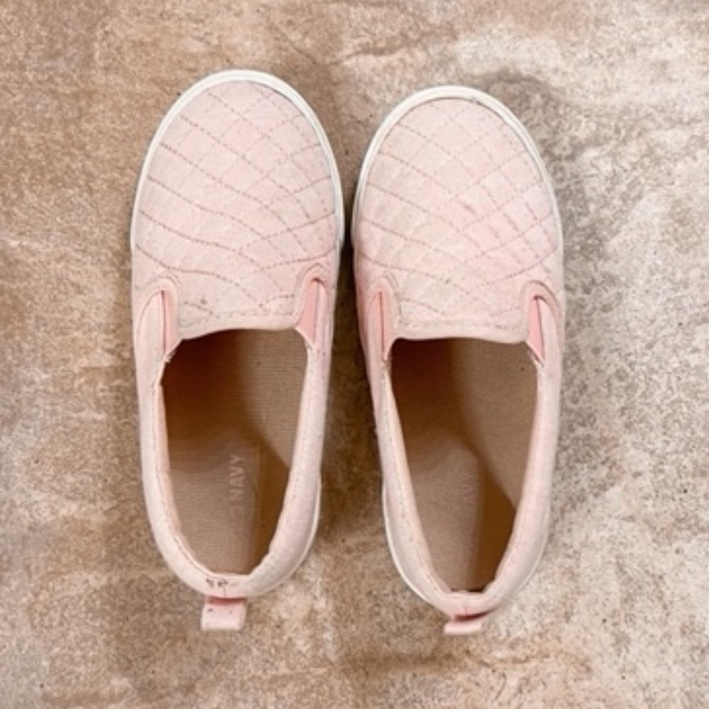 Old Navy girls slip-on shoes in a comfy pink fabric material, size 10